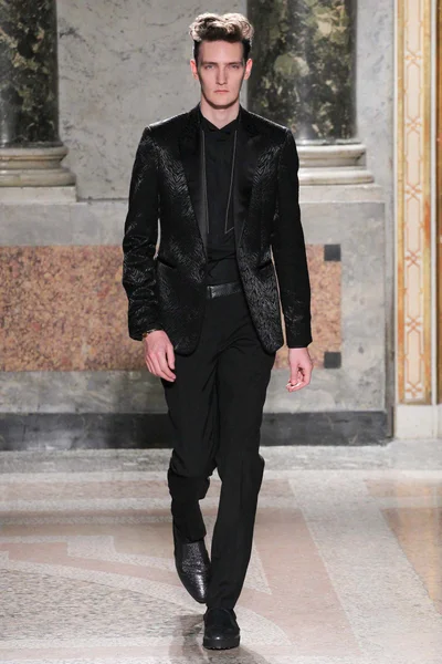 Look 32